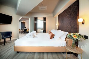 Suite, vue sur la colline | Couette en duvet, minibar, coffre-fort, bureau