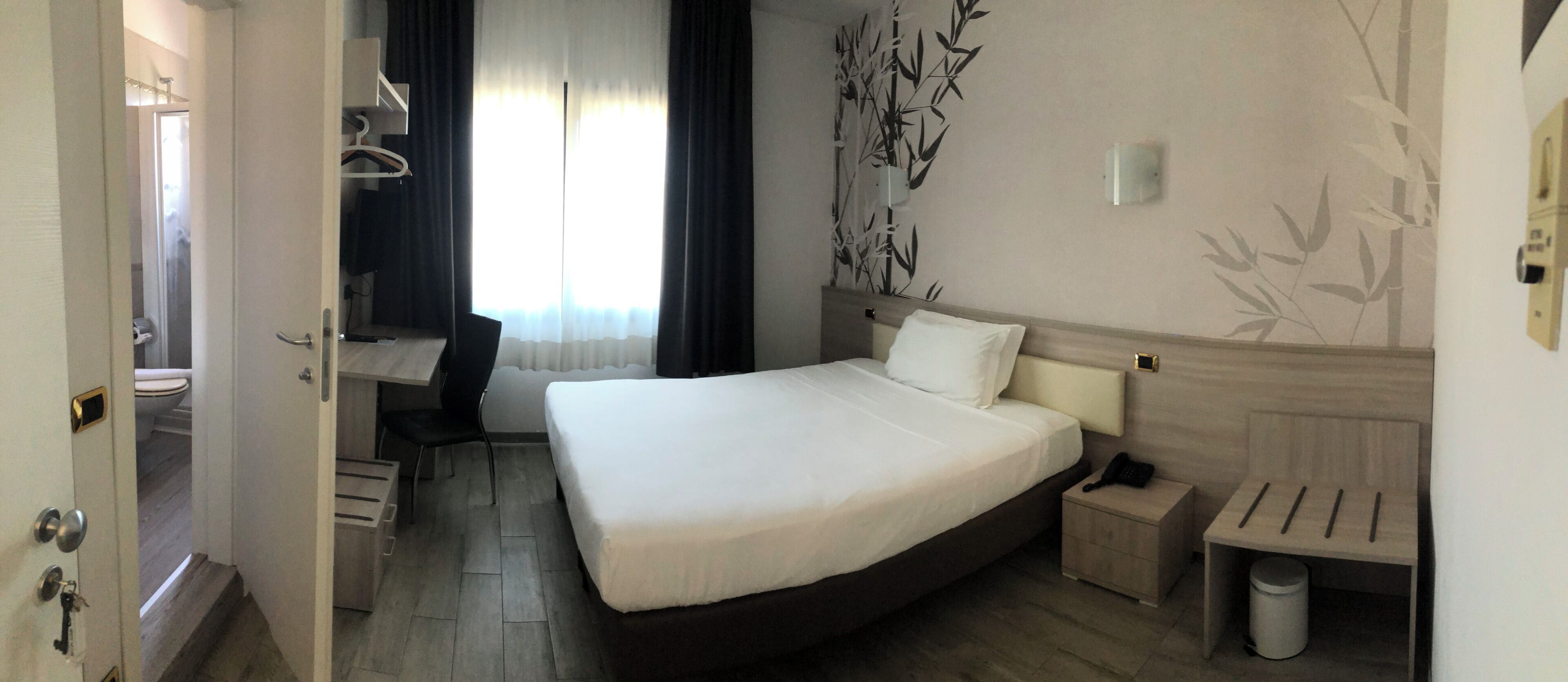 Standard Double or Twin Room | Bar mini, peti besi dalam bilik, meja, kalis bunyi 