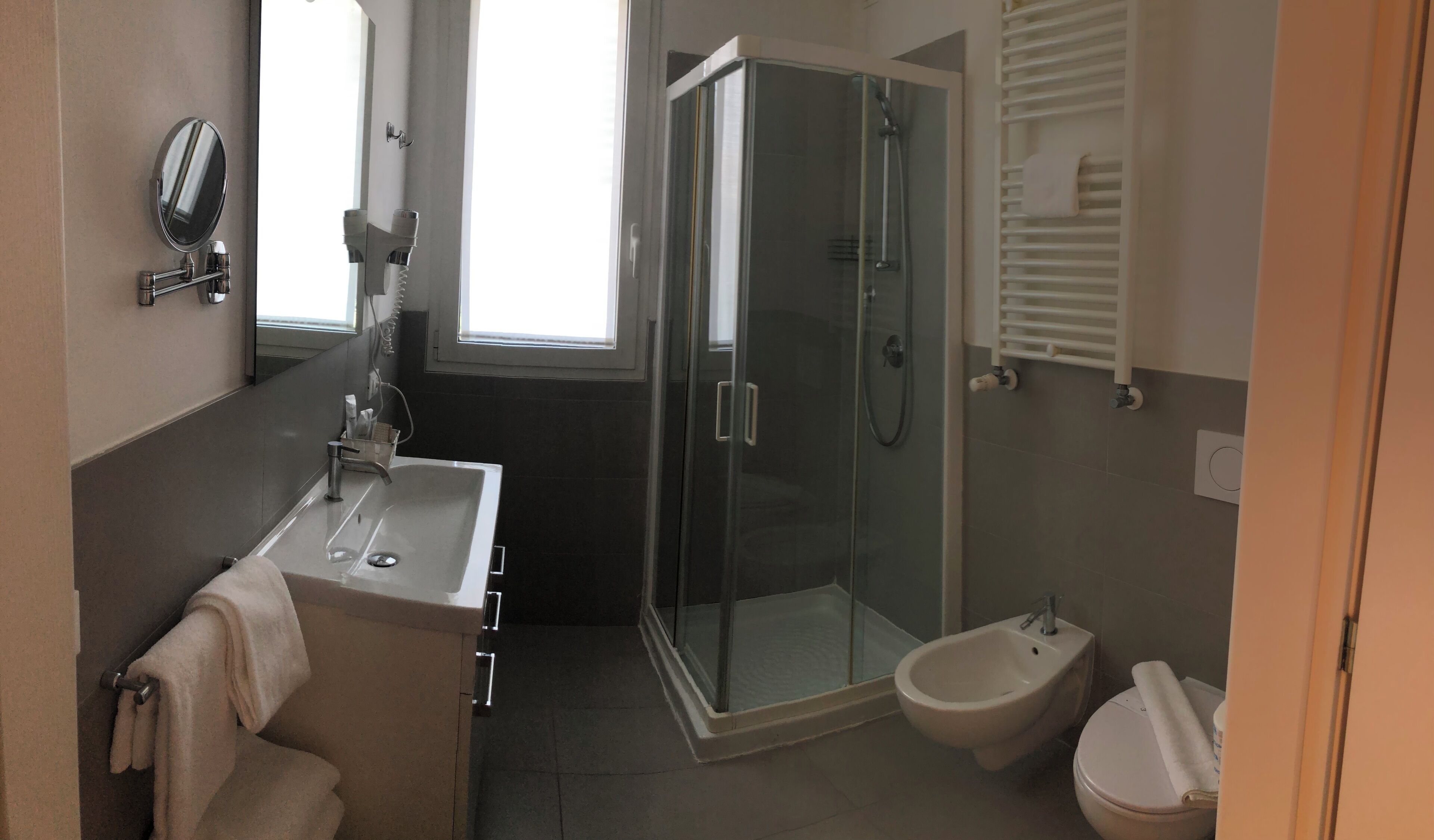 Superior Double or Twin Room | Bilik Mandi | Kelengkapan dandanan diri percuma, pengering rambut, tuala disediakan 