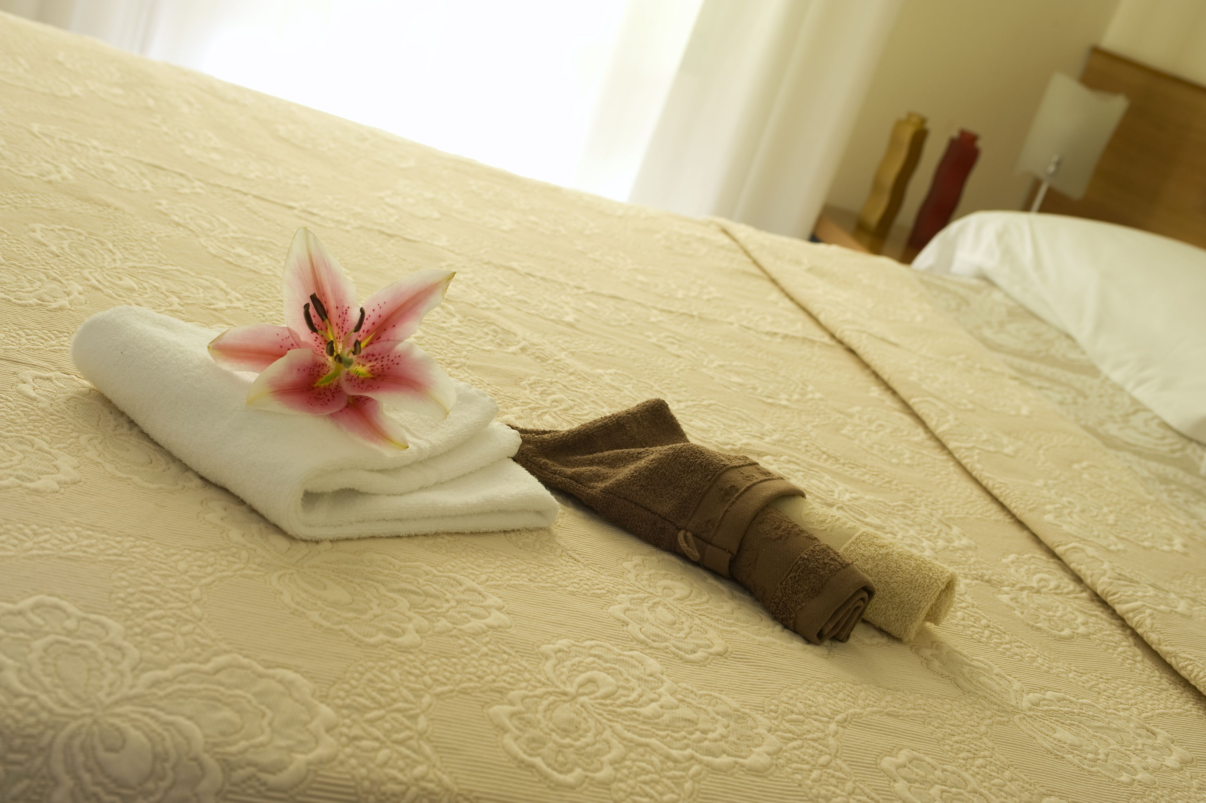 Ylelliset vuodevaatteet, minibaari, tallelokero huoneessa, työpöytä