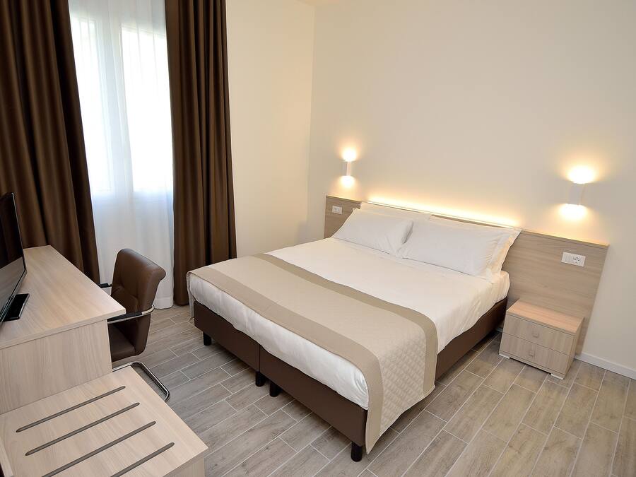 Camera Superior con letto matrimoniale o 2 letti singoli | Minibar, una cassaforte in camera, una scrivania, insonorizzazione