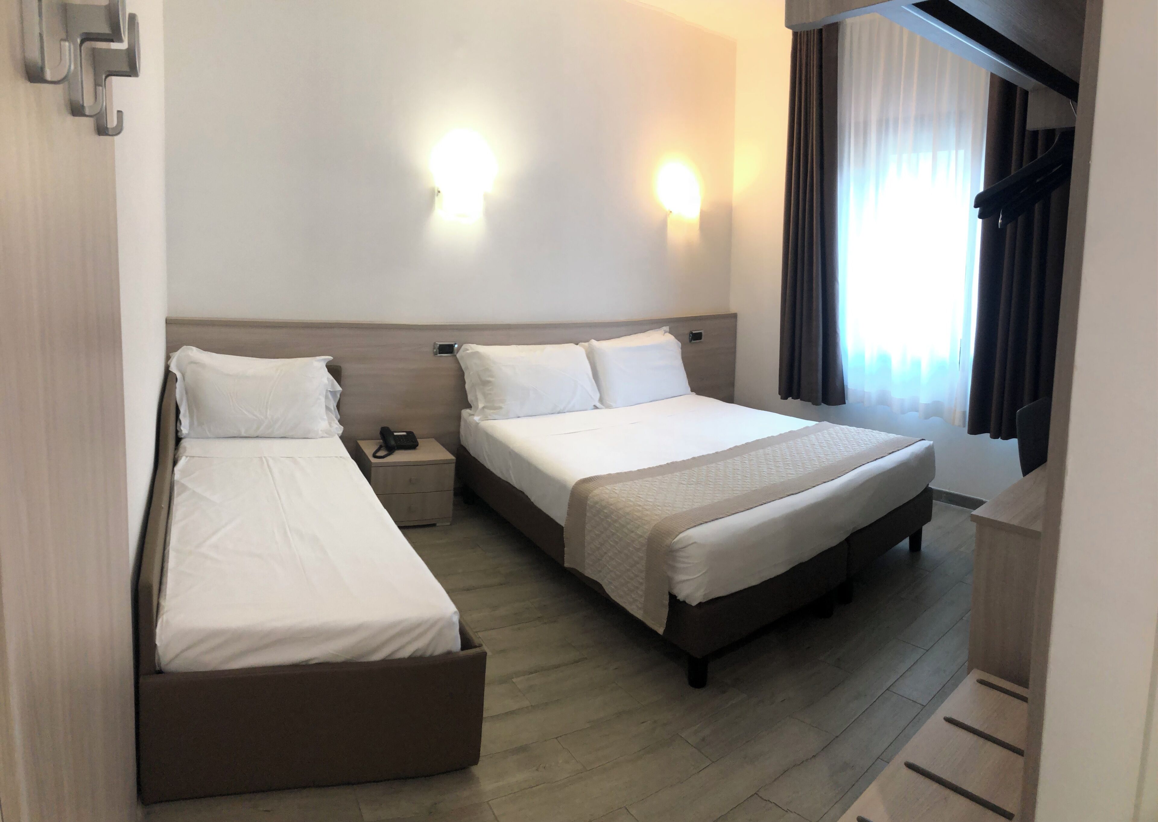 Standard Triple Room | Bar mini, peti besi dalam bilik, meja, kalis bunyi 