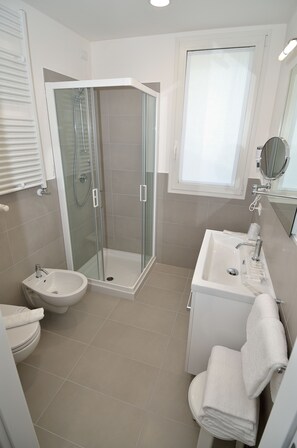 Superior Double or Twin Room | Bilik Mandi | Kelengkapan dandanan diri percuma, pengering rambut, tuala disediakan 