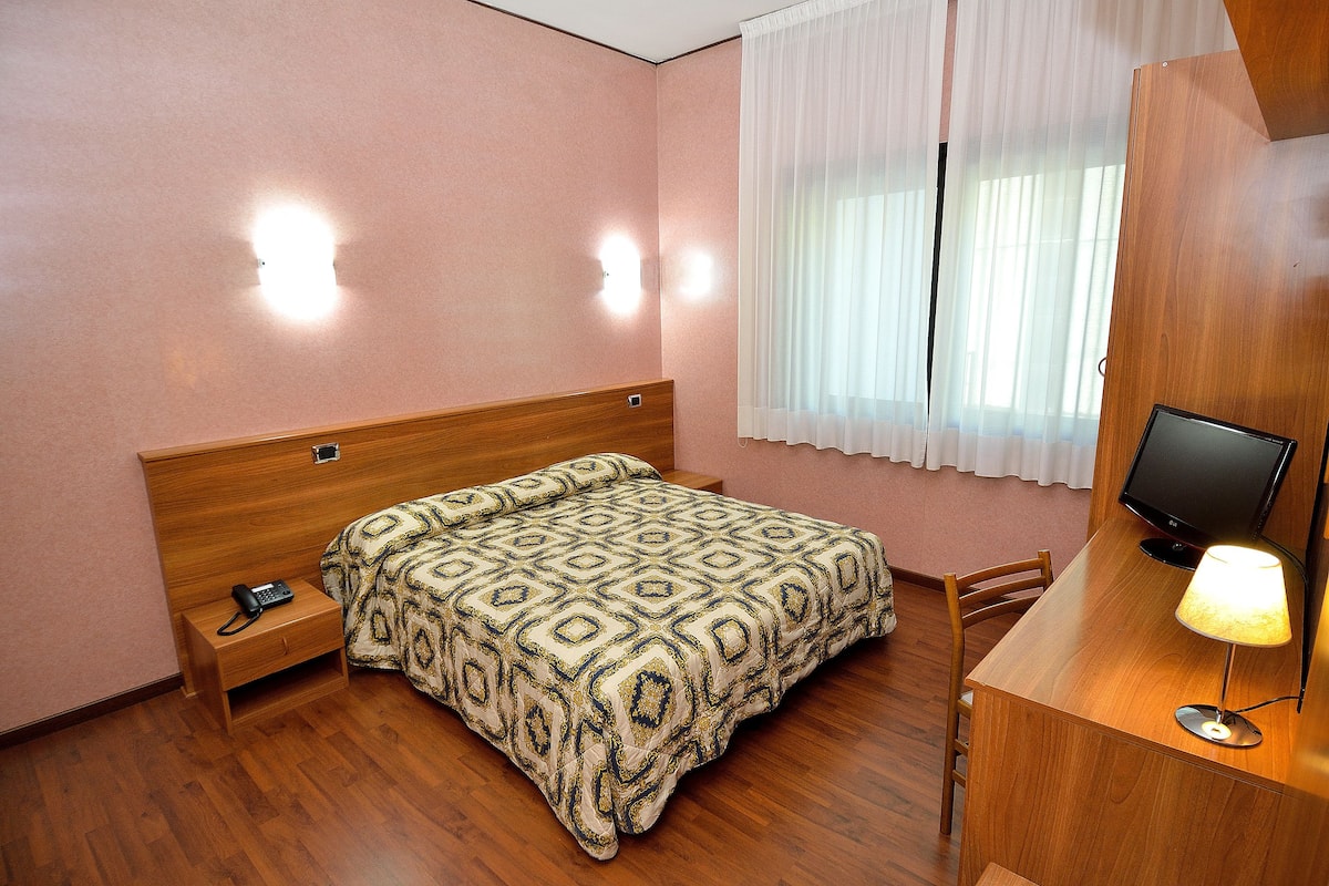 Standard-Doppel- oder -Zweibettzimmer, 1 Schlafzimmer | Hochwertige Bettwaren, Zimmersafe, Schreibtisch, schallisolierte Zimmer