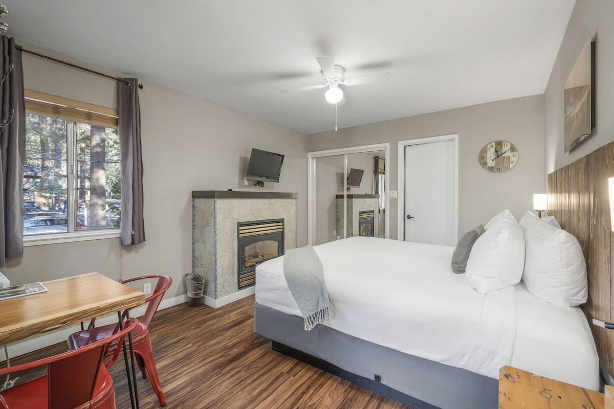 Chambre Deluxe, 1 trÚs grand lit, cheminée | Literie de qualité supérieure, couette en duvet d'oie, surmatelas
