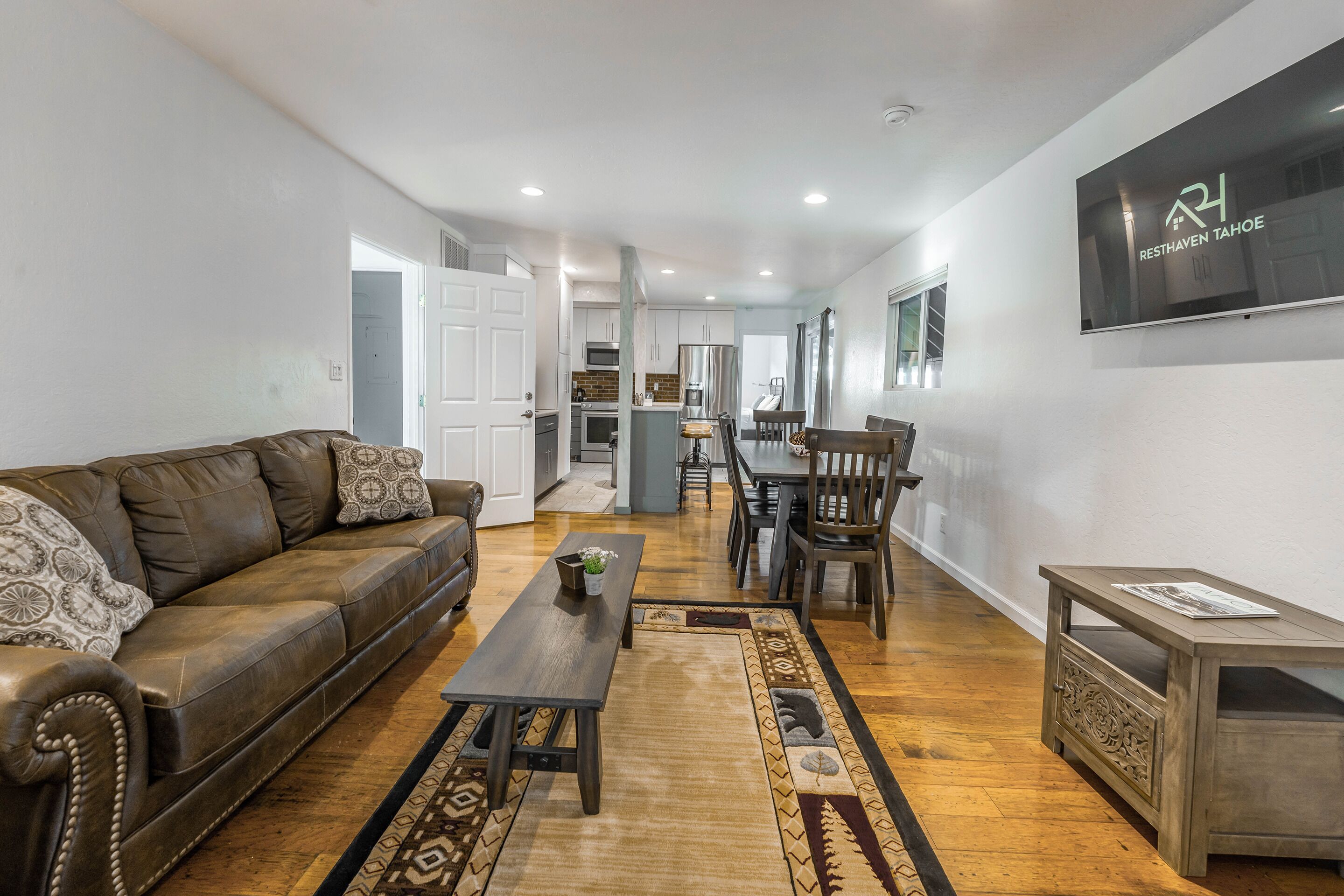 Suite, 2 Bedrooms (Up to 8pax) | リビング エリア | 23 インチの薄型テレビ (ケーブル放送視聴可)、テレビ