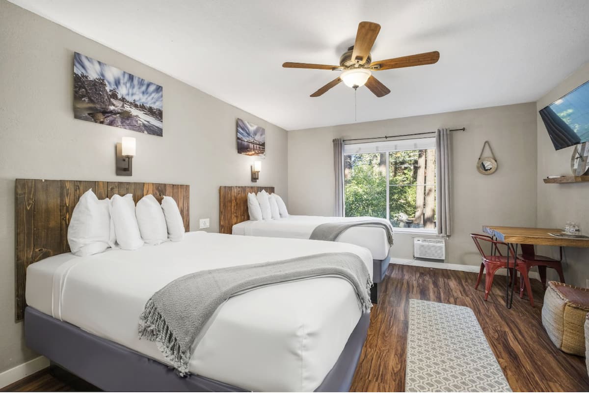 Standard Room, 2 Beds | Literie de qualité supérieure, couette en duvet d'oie, surmatelas