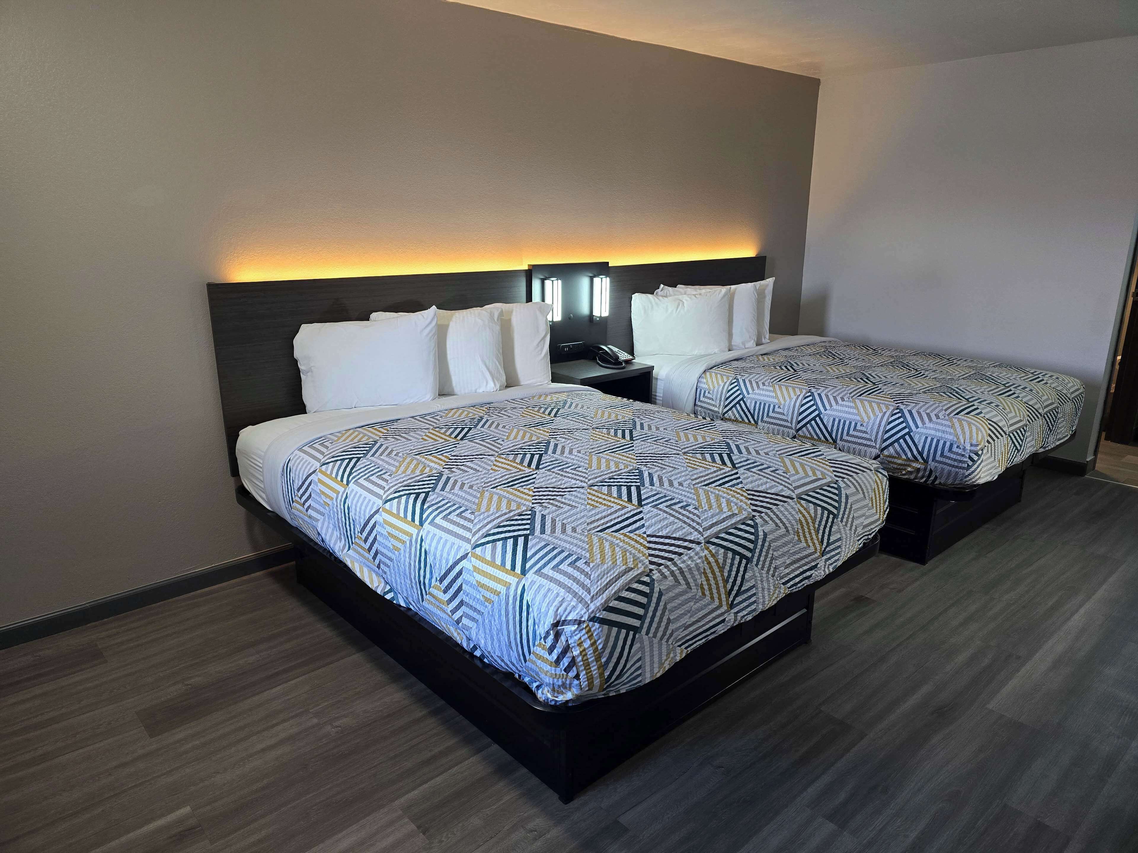 Kostenloses WLAN, Bettwäsche, Wecker