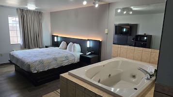 Deluxe kamer, 1 kingsize bed, niet-roken, koelkast en magnetron | Gratis wifi, beddengoed, een wekker