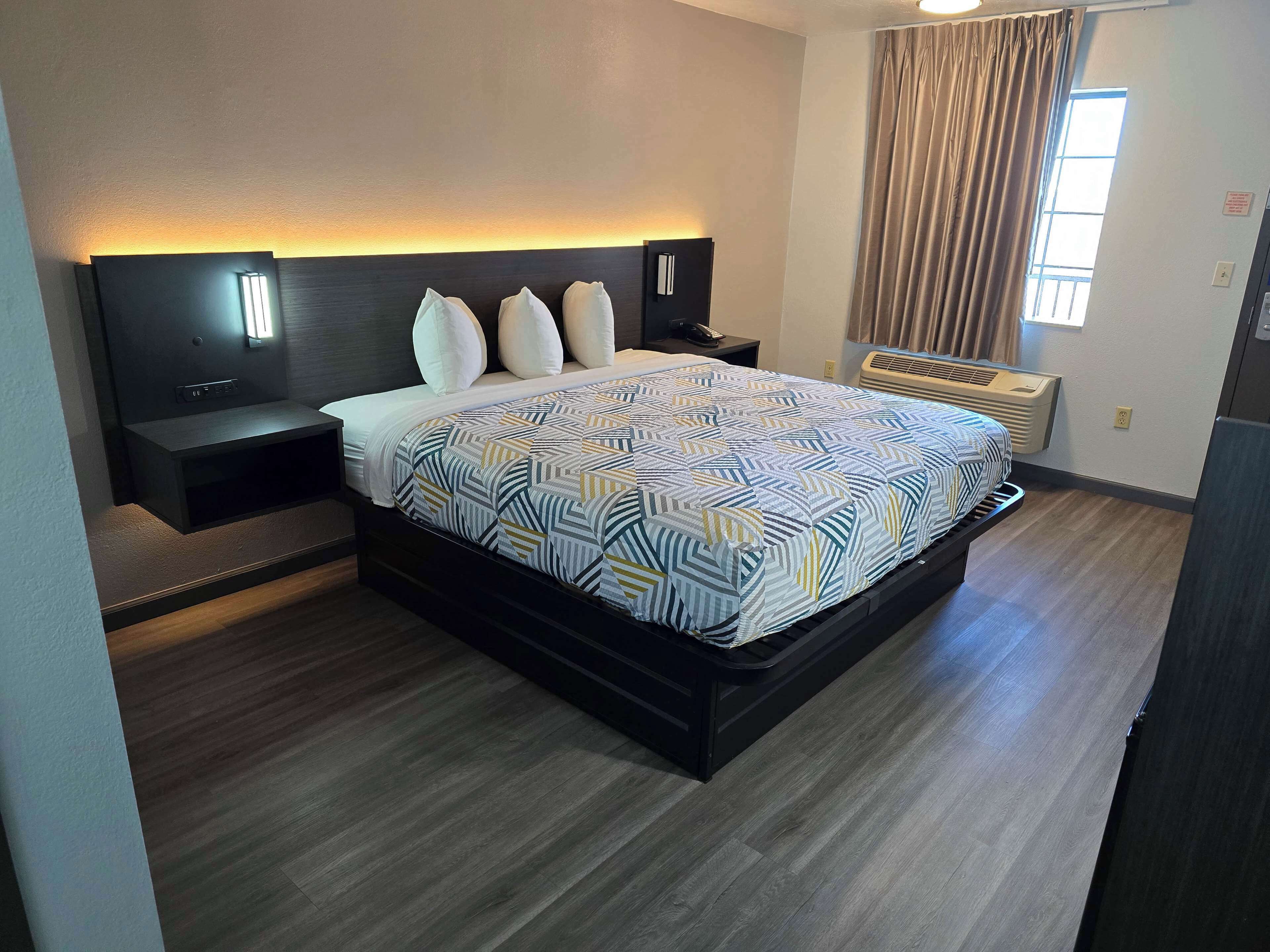 Wifi gratis, ropa de cama, despertador