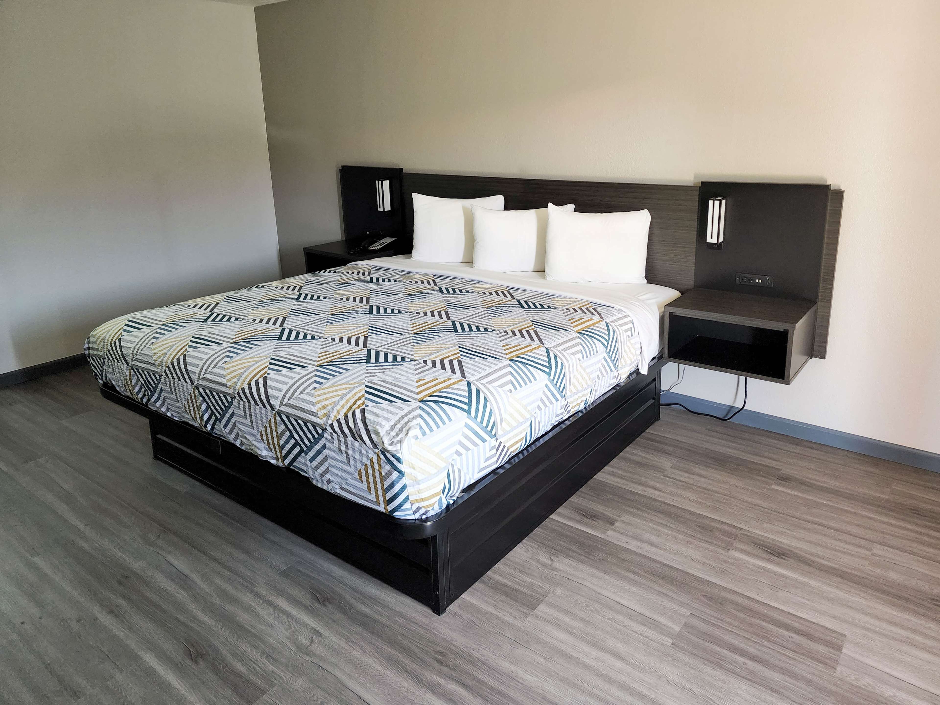 免费 WiFi、床单、闹钟