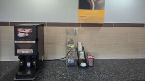A coffee machine with a sign that reads "Fresh Coffee" and a sign above it that says "RISE & SHINE". - Motel 6 Oklahoma City, OK - Frontier City (Oklahoma City)