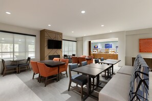Free daily buffet breakfast - Holiday Inn Express Savannah Airport by IHG (Savannah)