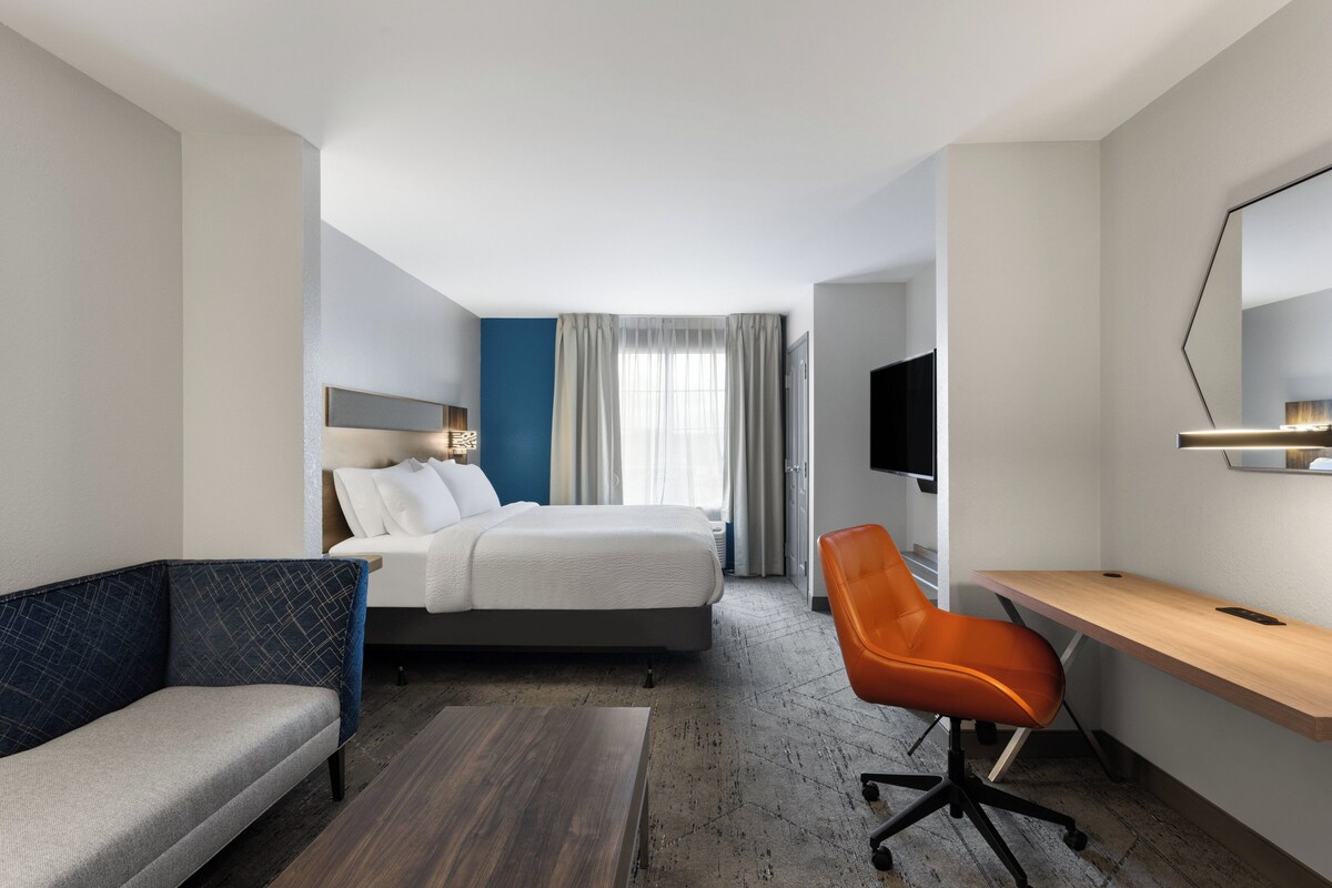 Standard Room, 1 King Bed, Accessible (Communications ,Access Tub) | Blackout drapes, iron/ironing board, WiFi (free), bed sheets