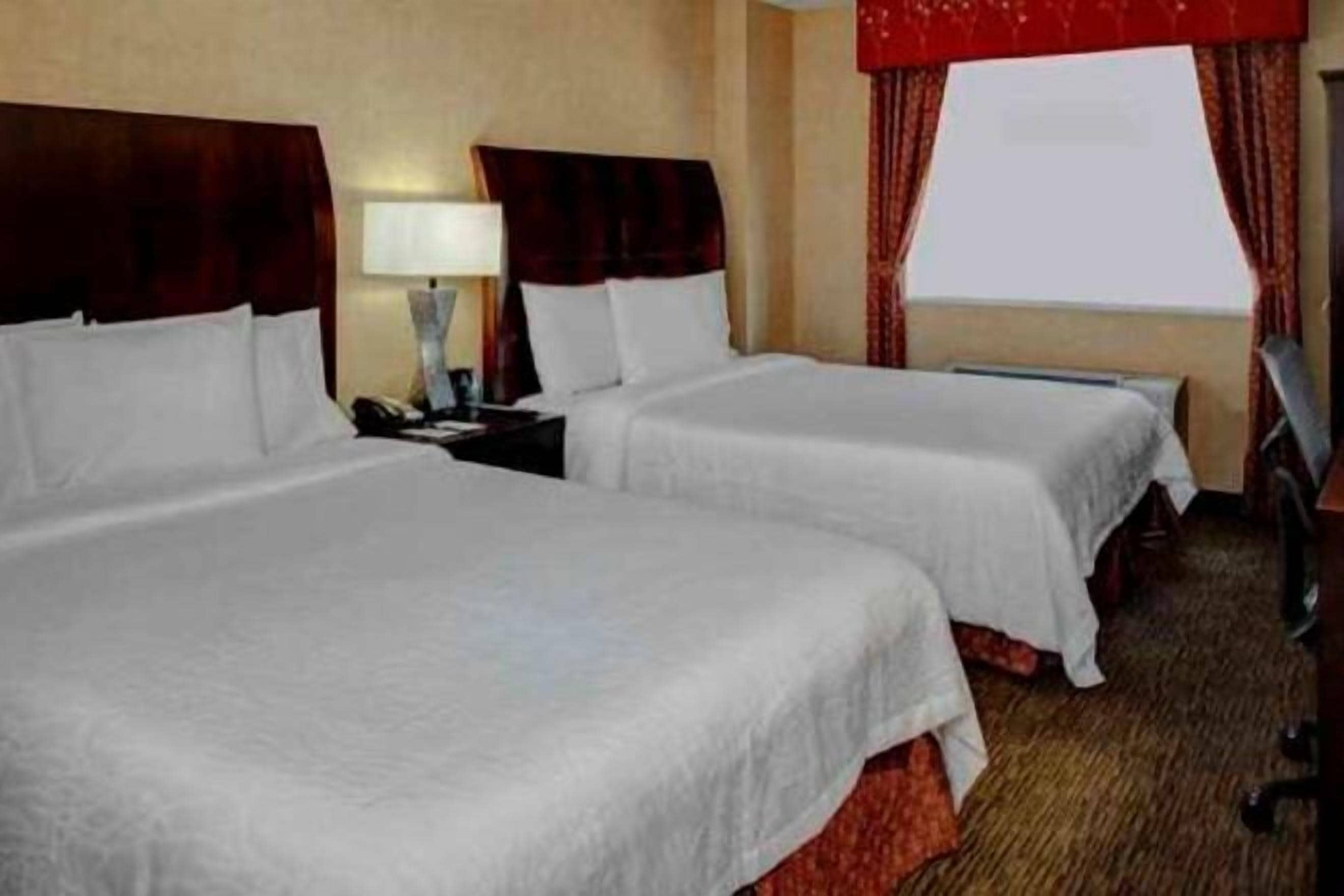 Roupas de cama premium, escrivaninha, espaço de trabalho para notebook