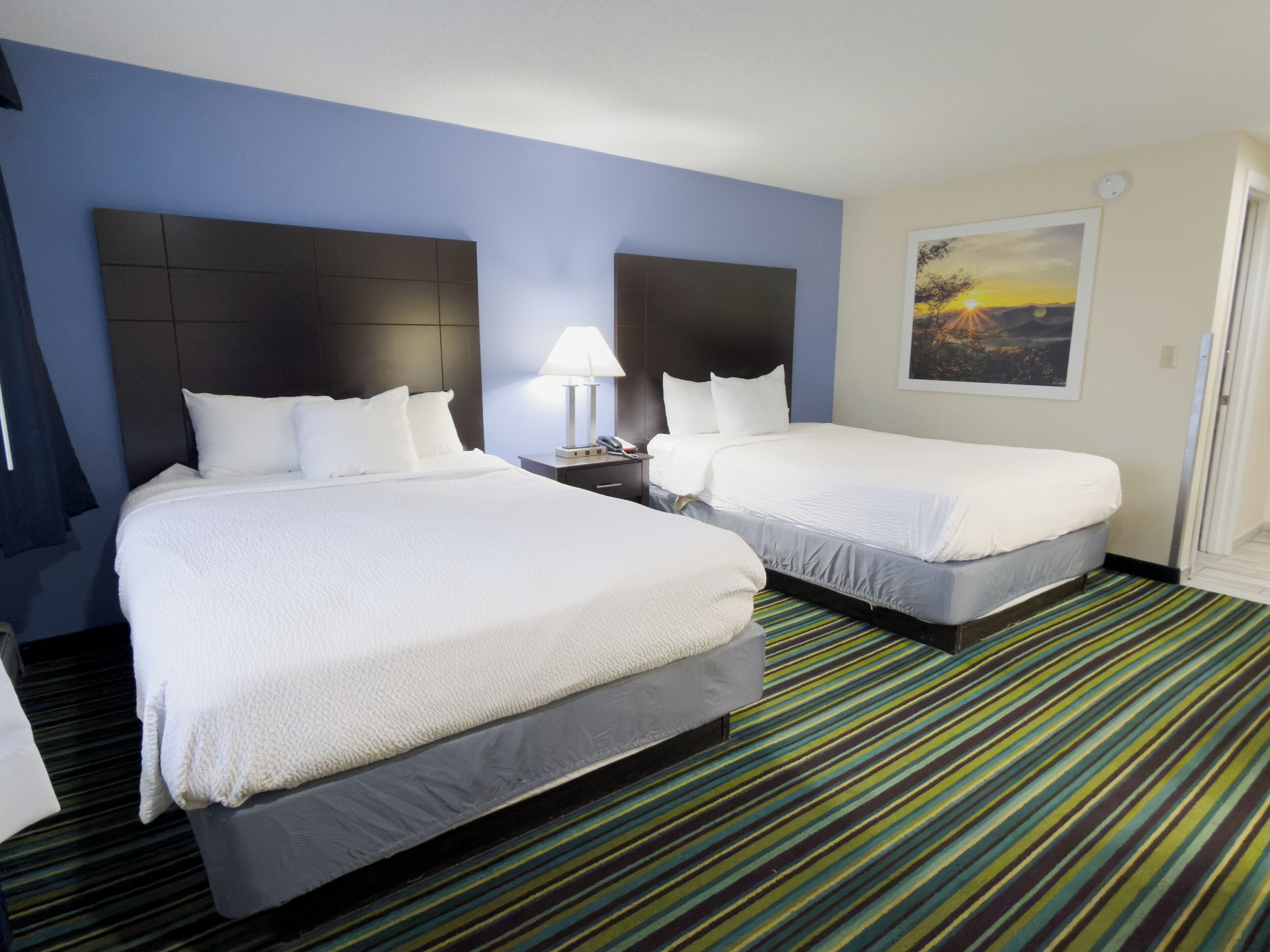 Deluxe Room, 2 Queen Beds with Jacuzzi | Materassi a doppio strato, una scrivania, ferro/asse da stiro