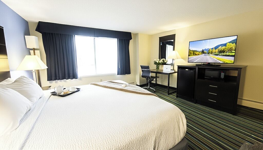 1 King Bed - Non Smoking | Pillowtop beds, desk, iron/ironing board, rollaway beds