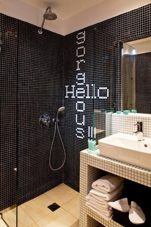 Habitación triple estándar | Baño | Ducha, artículos de higiene personal ecológicos y secador de pelo