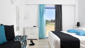 Une chambre à coucher moderne avec un lit, une commode, une table de chevet et une fenêtre avec des rideaux.