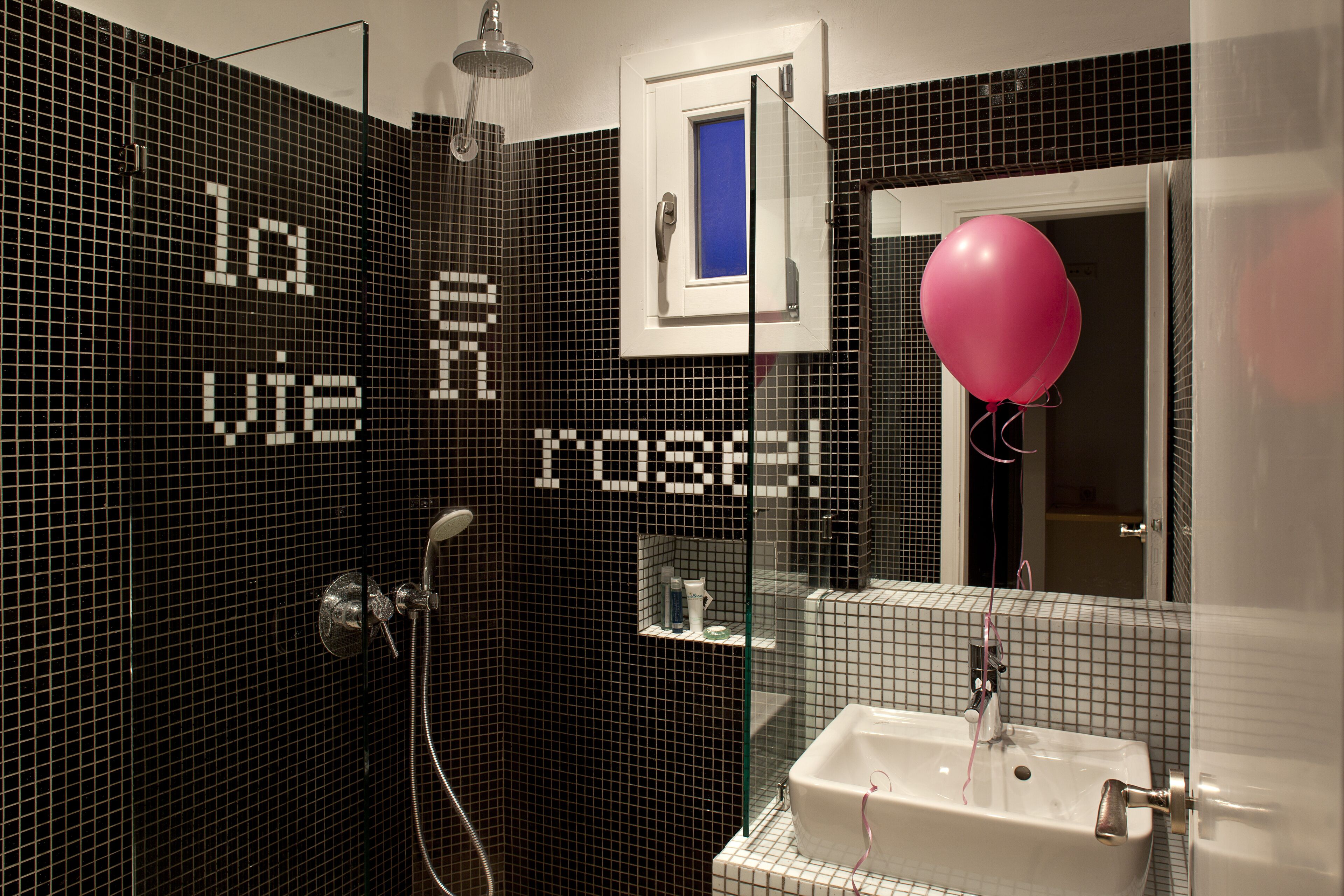 standard room | bathroom | shower, eco-friendly toiletries, hair dryer, towels