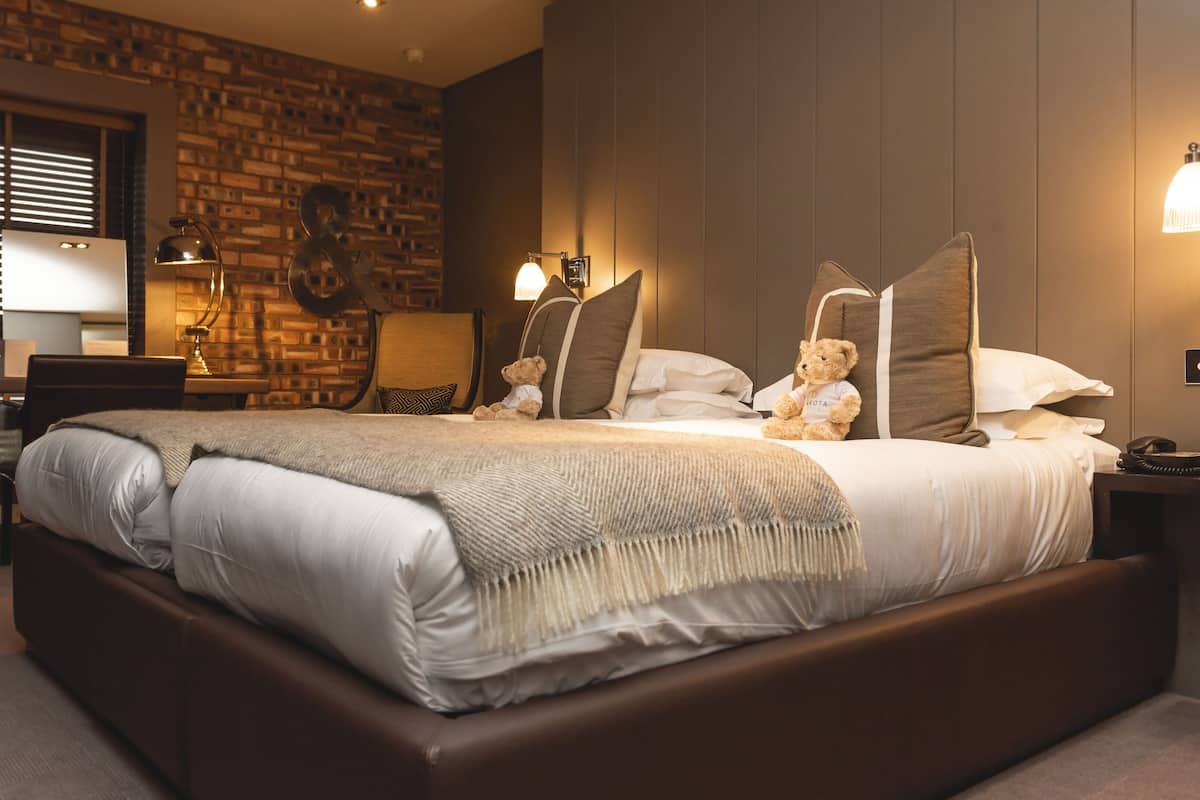 1 bedroom, premium bedding, desk, laptop workspace
