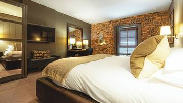 1 bedroom, premium bedding, desk, laptop workspace