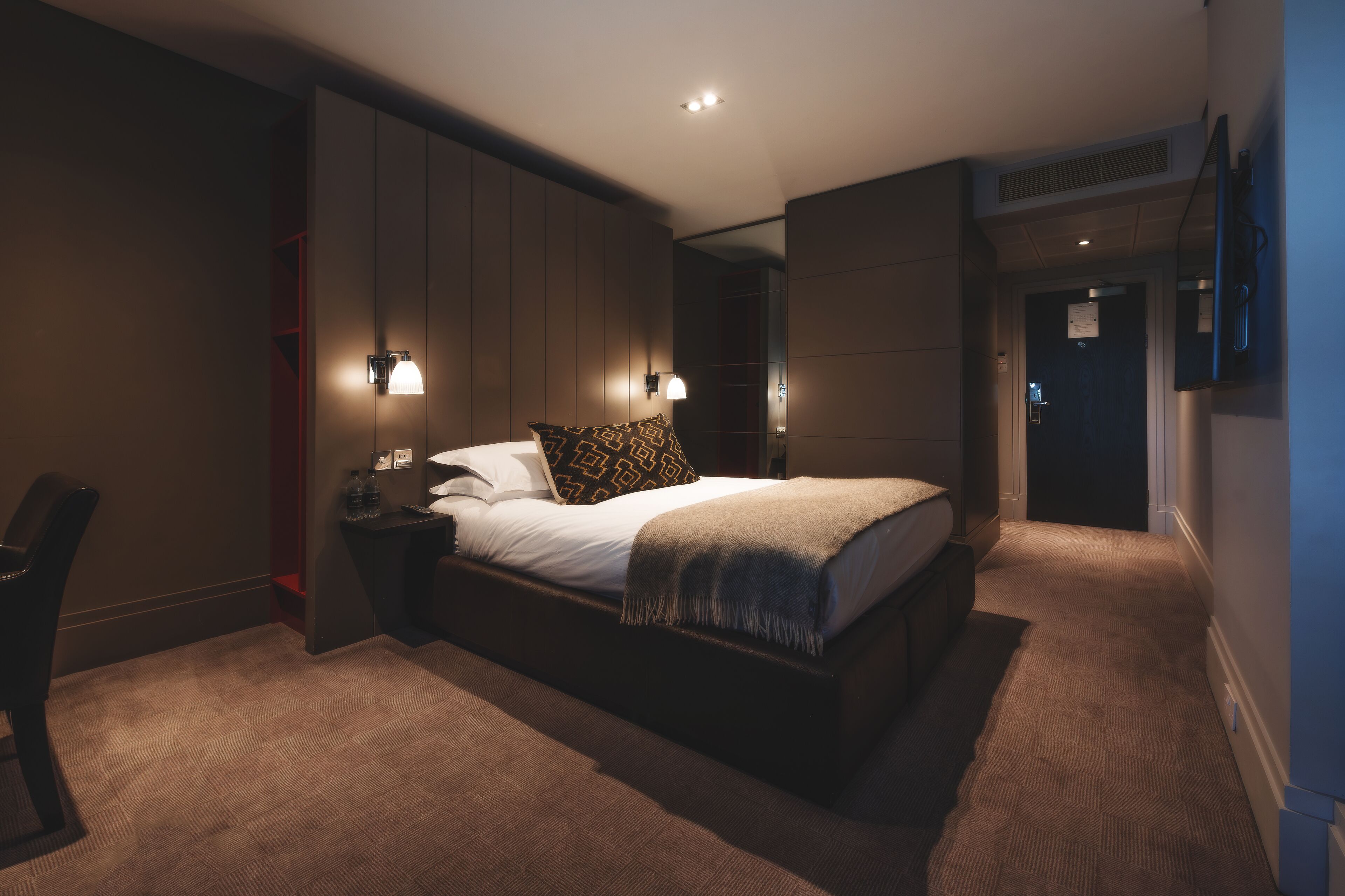 superior room, 1 queen bed | 1 bedroom, premium bedding, desk, laptop workspace