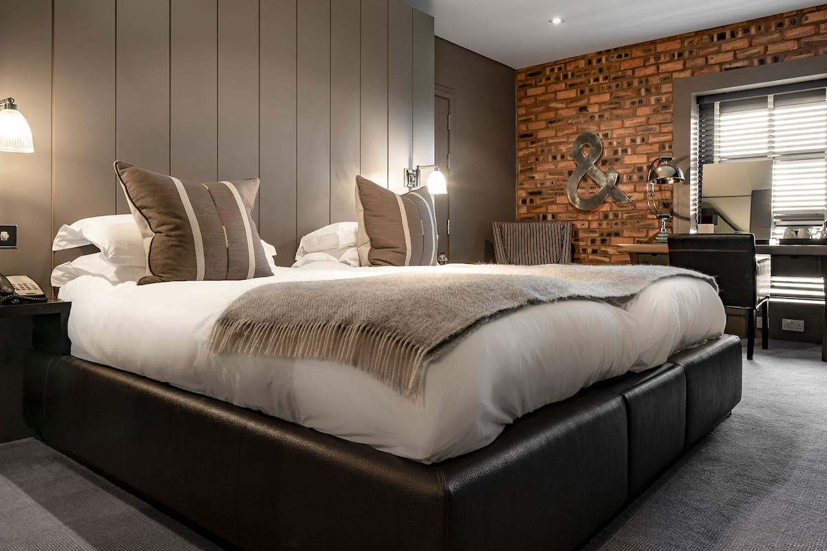 1 bedroom, premium bedding, desk, laptop workspace