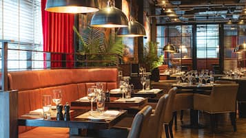 Breakfast, lunch, dinner served; British cuisine