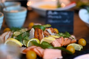 Uma seleção de frutos do mar, com diversos tipos de peixe e acompanhamentos.