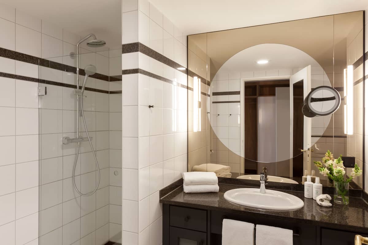 1 bedroom, hypo-allergenic bedding, in-room safe, desk