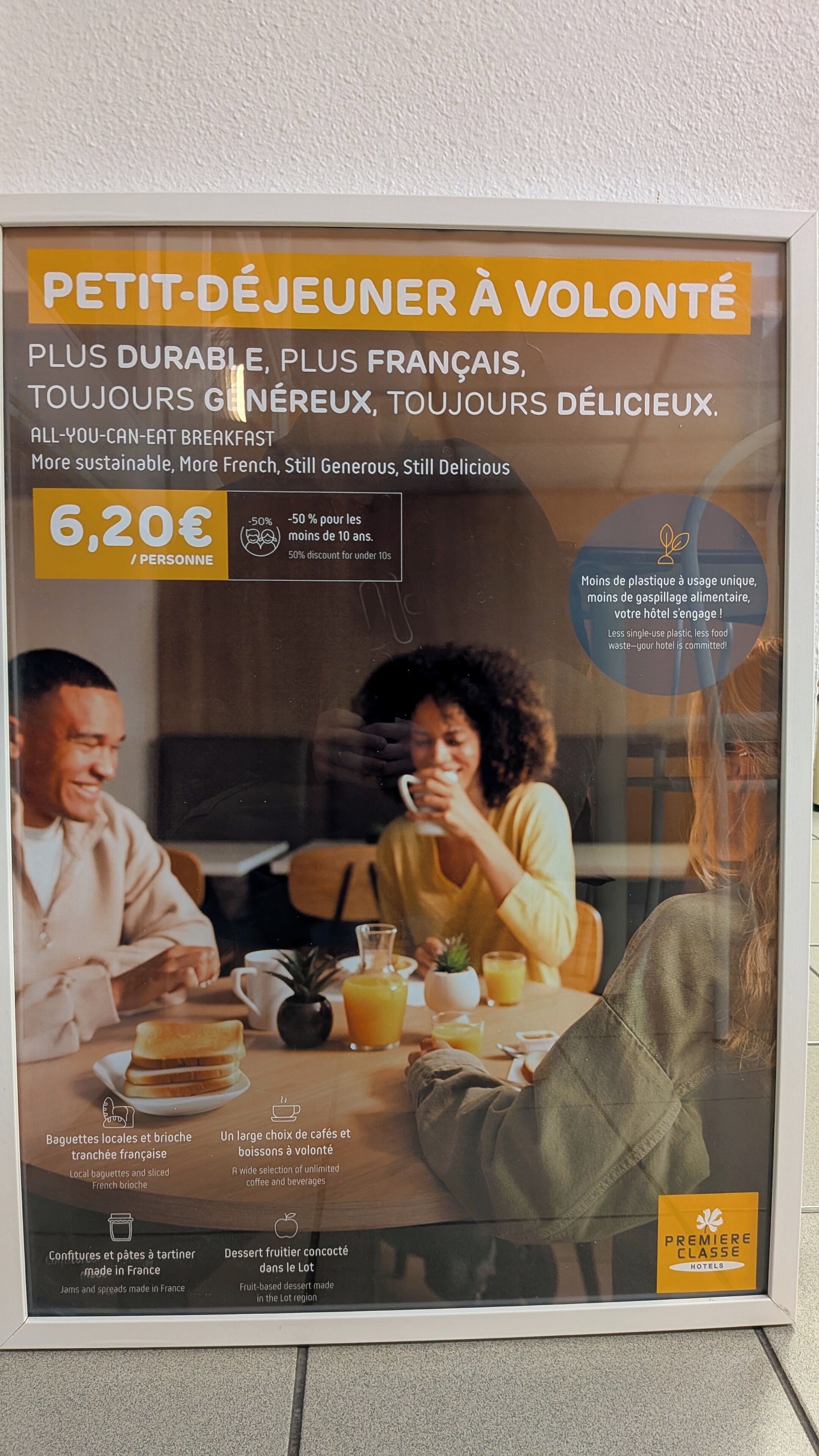 Anuncio de menú de desayuno con un precio de 6,20€ por persona, que ofrece brioche local y francesa, café e infusiones ilimitadas, mermeladas y untables elaborados en Francia, y postre a base de frutas de la región de Lot.