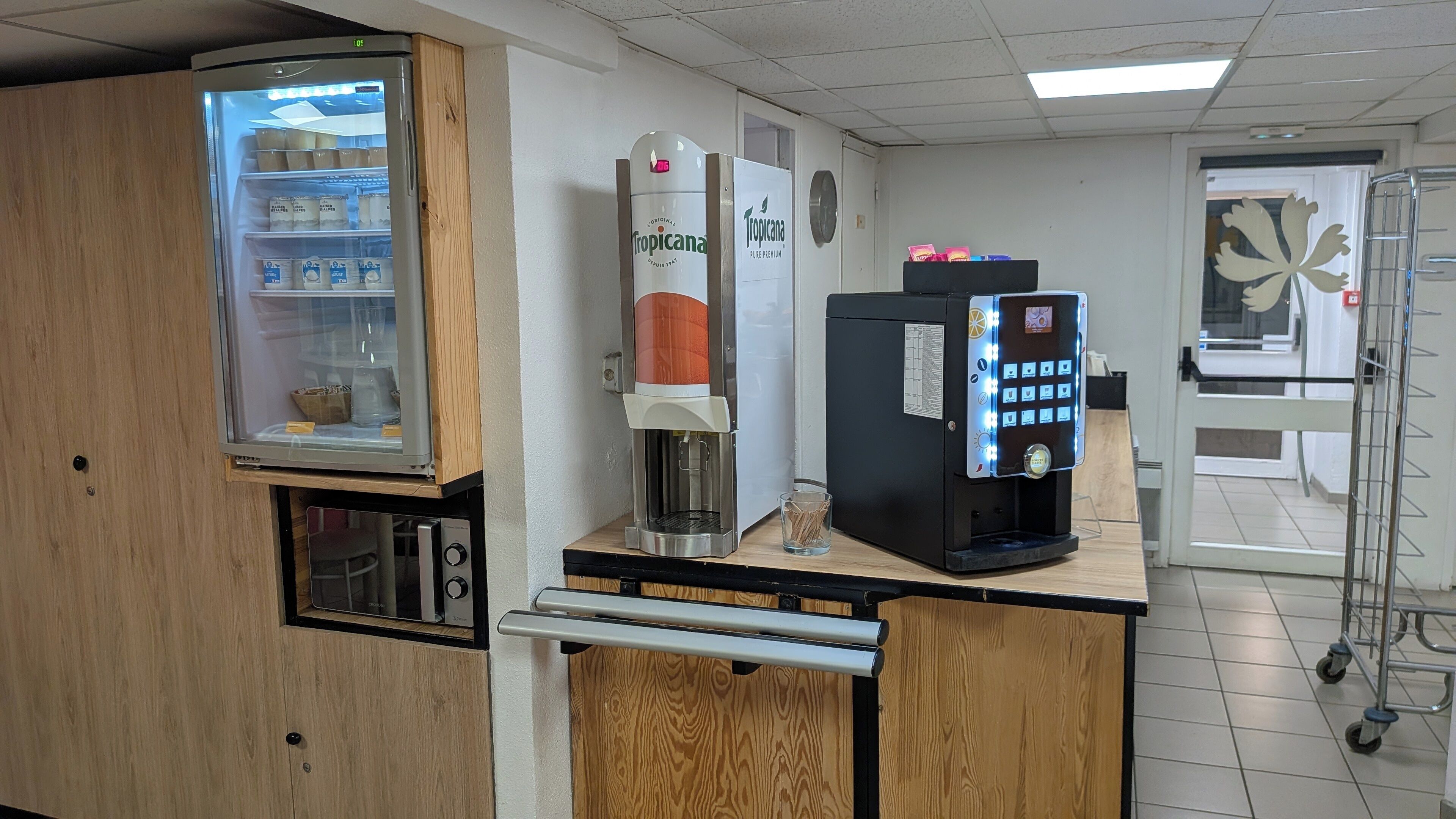 朝食 (オーダー形式)、週末に提供 (1 名様 6.20 EUR)