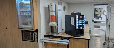 朝食 (オーダー形式)、週末に提供 (1 名様 6.20 EUR)