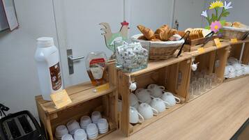 Café da manhã feito na hora mediante uma taxa nos fins de semana