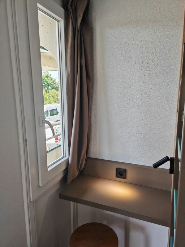 Standard Room, 1 Double Bed | Living area | Flat-screen TV - Premiere Classe Douai - Cuincy (Cuincy)