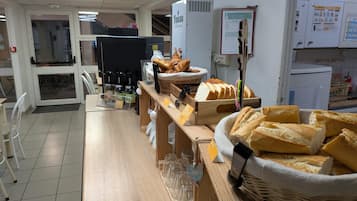 Cooked-to-order breakfast on weekends (EUR 6.20 per person)