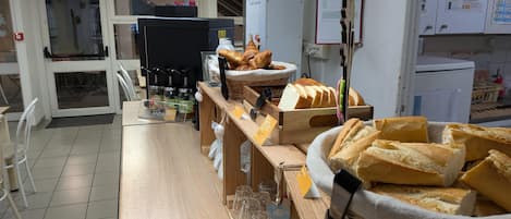 週末供應即叫即煮早餐 (每人 EUR6.20)