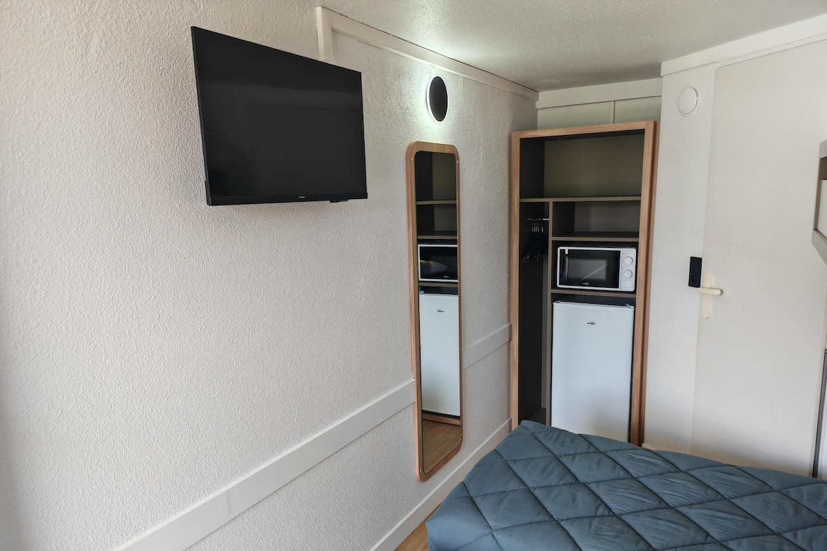 Ylelliset vuodevaatteet, työpöytä, ilmainen Wi-Fi, vuodevaatteet