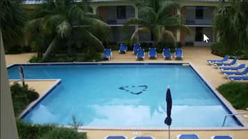 Alberca al aire libre y camastros