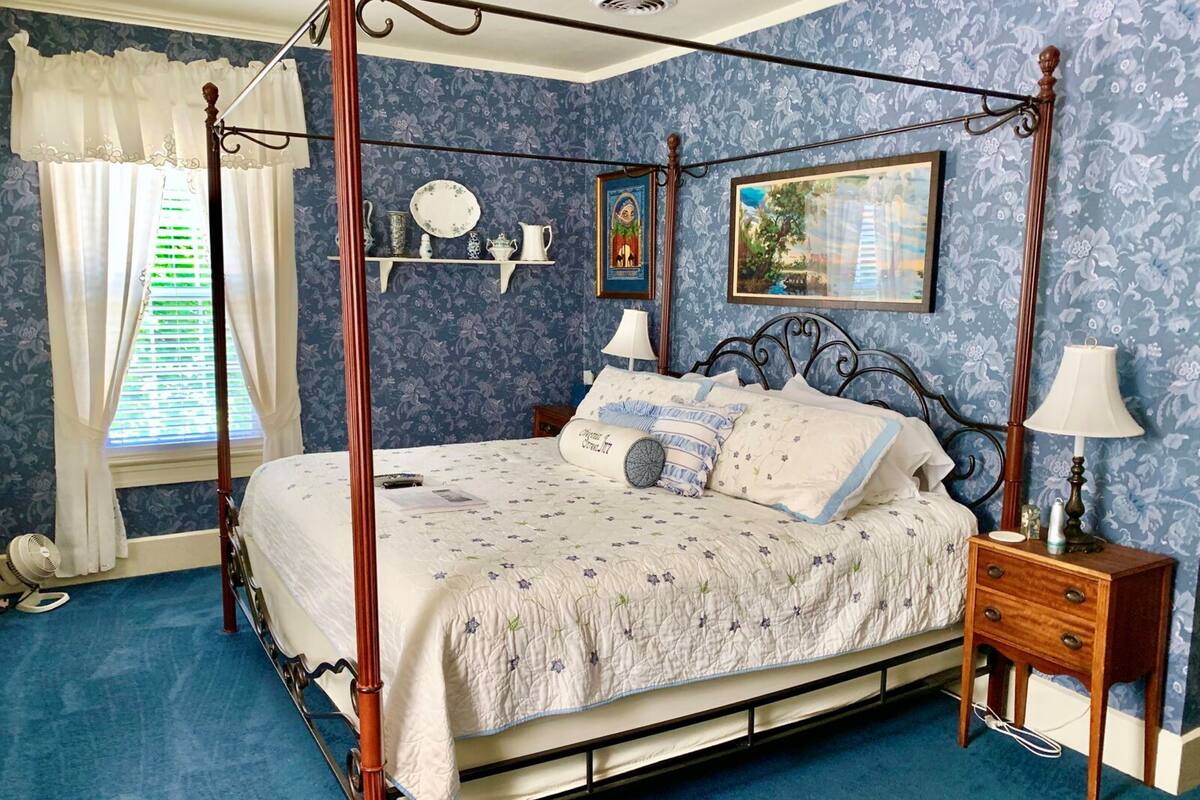 Standard Room, 1 King Bed, Non Smoking (Blue Room) | Premium bedding, individually decorated, individually furnished