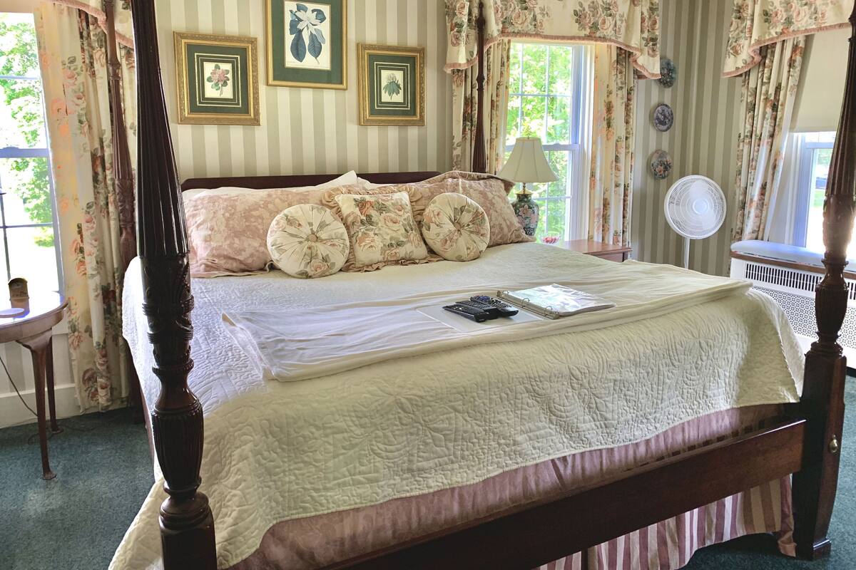 Standard Room, 1 King Bed, Non Smoking (Rosewood Suite) | Premium bedding, individually decorated, individually furnished