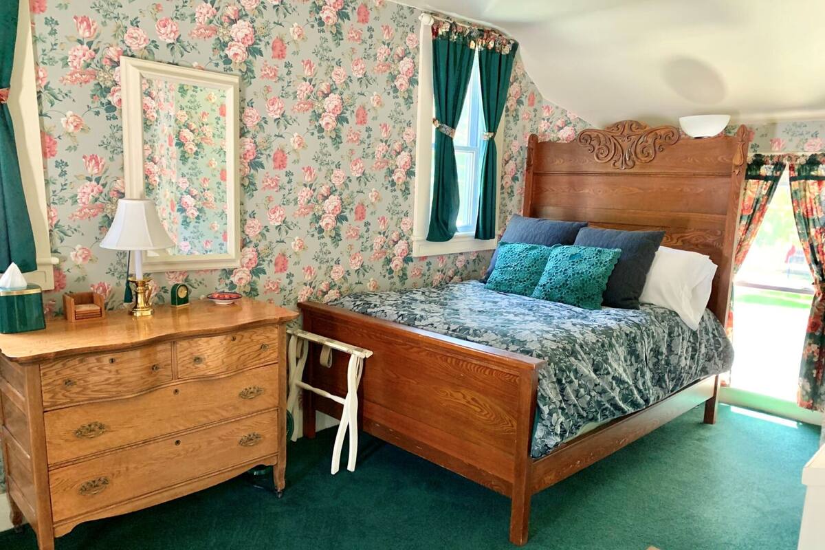 Standard Room, Multiple Beds, Non Smoking (Green Room) | Premium bedding, individually decorated, individually furnished