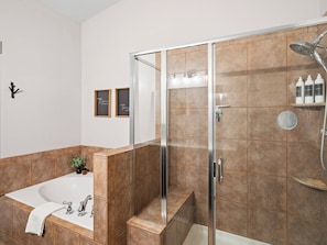 5-Bedroom Home 5658 | Bathroom | Combined shower/bathtub, free toiletries, hair dryer, towels - Bear Hollow Village by All Seasons Resort Lodging (Park City)