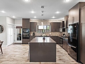 Townhouse – standard | Eget kjøkken | Kjøleskap, mikrobølgeovn, ovn og kokeplater