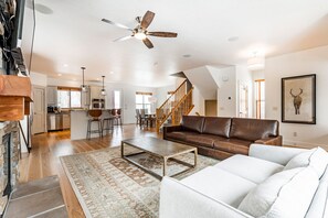 Townhouse, 4 soverom (#5601) | Oppholdsområde | LED-TV, peis og DVD-spiller