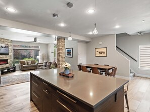 Townhome Standard | Vardagsrum | LED-tv, eldstad och dvd-spelare