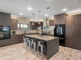 标准联排别墅 | 私人厨房 | 大冰箱、微波炉、烤箱、炉灶