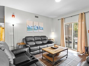 Leilighet, 3 soverom (#3203) | Oppholdsområde | LED-TV, peis og DVD-spiller