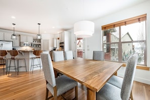 Stadtwohnung, 4 Schlafzimmer (#5601) | Essbereich im Zimmer